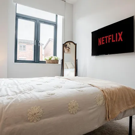 Apartment Dock Riverside Sleeps 8 And Parking Leeds (West Yorkshire)