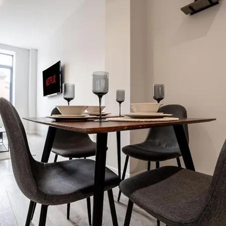 Dock Riverside Sleeps 8 And Parking Apartment *