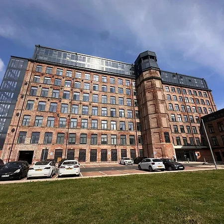 Apartment Dock Riverside Sleeps 8 And Parking Leeds (West Yorkshire)